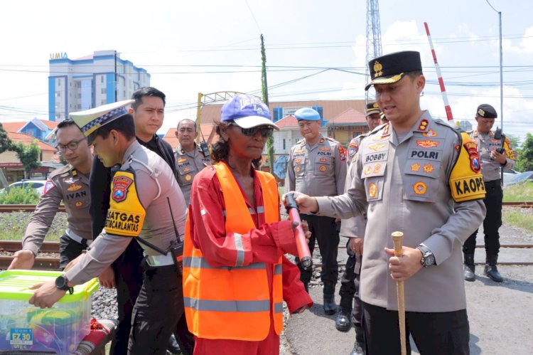 Atensi Perlintasan Kereta Api Tanpa Palang, Polres Lamongan Bantu Peralatan Untuk Relawan